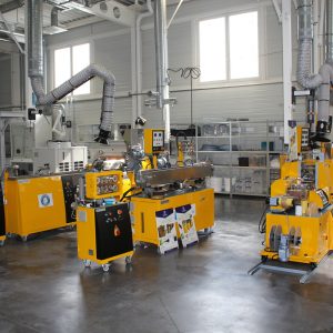 Equipements d’extrusion monovis et bi-vis avec leurs accessoires : bain thermostaté ; granulateur ; doseurs gravimétriques ; conformateurs pour filaments impression 3D et pour section 4x10 mm ; calandreuse pour production de feuilles ou films polymèresEquipements d’extrusion mono et bi vis avec leurs accessoires : bain thermostaté-granulateur ; conformateur et calandreuse